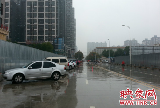 由于停車(chē)場(chǎng)分配不均，廣大私家車(chē)主選擇將車(chē)停在路邊。