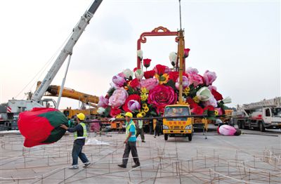 吊裝現場。昨晚，天安門立體主花壇“祝福祖國”完工，今天起供游人參觀。