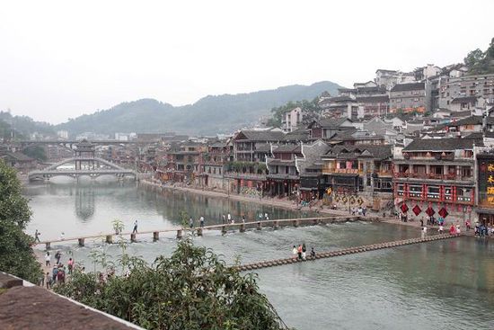 鳳凰古城以被吐槽七次高居最想吐槽榜榜首，而這七次吐槽全部來(lái)自在鳳凰古城隨機(jī)采訪的10名游客中。