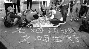 　志愿者用撿來(lái)的煙頭，拼起了“無(wú)煙西湖”圖案 通訊員供圖