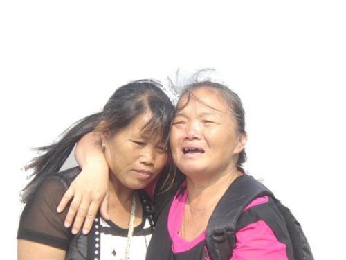 見到救命恩人魏冬桂（左），沈愛蘭十分激動