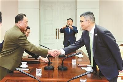 10月15日，韓國國防部國防政策室室長柳濟(jì)升和朝鮮人民武裝力量部偵查總局局長金英哲分別率團(tuán)出席板門店