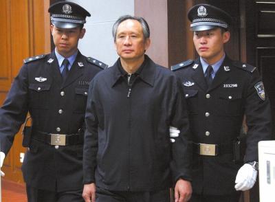 昨天，被告人張曙光在法庭上聽(tīng)取宣判。新華社發(fā)