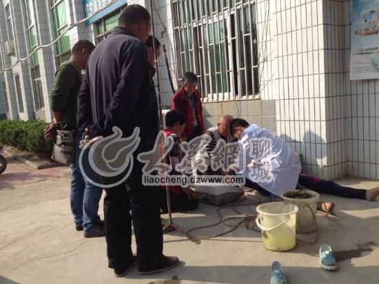 醫(yī)生正在對(duì)女嬰舅媽進(jìn)行現(xiàn)場洗胃處理 醫(yī)生正在對(duì)女嬰舅媽進(jìn)行現(xiàn)場洗胃處理