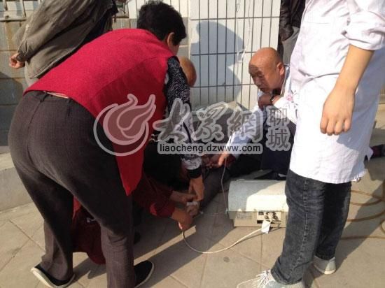 醫(yī)生正在對(duì)女嬰舅媽進(jìn)行現(xiàn)場洗胃處理 醫(yī)生正在對(duì)女嬰舅媽進(jìn)行現(xiàn)場洗胃處理