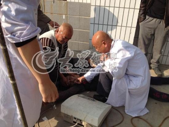 醫(yī)生正在對(duì)女嬰舅媽進(jìn)行現(xiàn)場洗胃處理 醫(yī)生正在對(duì)女嬰舅媽進(jìn)行現(xiàn)場洗胃處理