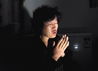 昨日,呼格吉勒?qǐng)D的媽媽尚愛(ài)云在內(nèi)蒙古呼市家中講述這些年來(lái)的上訪經(jīng)歷。本版圖片/新京報(bào)記者 郭鐵流