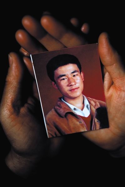 尚愛(ài)云捧著兒子的照片。