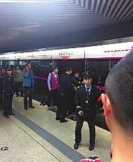 昨日18時57分，北京地鐵5號線惠新西街南口一女子遭遇不幸。昨晚9時記者在中日友好醫(yī)院發(fā)現(xiàn)女子已不幸身亡，女子遇險是被夾在安全門和地鐵門中間，列車啟動后掉下站臺。