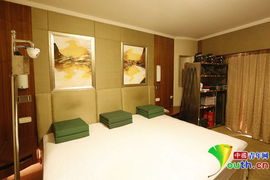 雖然在五星級飯店房間駐守，但武警官兵自帶被褥及生活用品，將兩張單人床拼成三人通鋪使用。