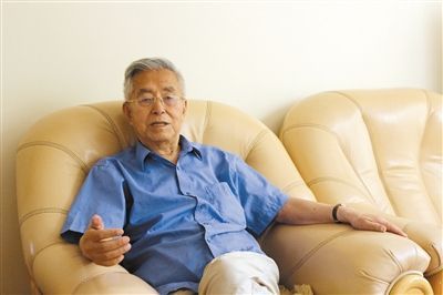 楊維駿 歷任云南省政協(xié)副主席等職。89歲高齡的楊維駿為12名失地農(nóng)民代表開道，到云南省政協(xié)反映問題。