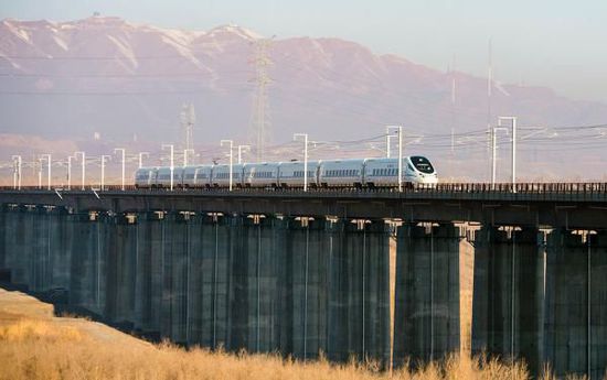 11月16日，從烏魯木齊南站首發(fā)的D8602次列車駛往哈密。