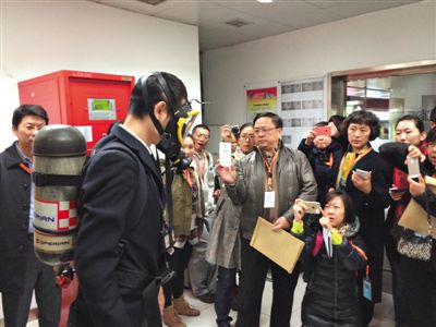 昨天，地鐵4號(hào)線北京南站站，地鐵工作人員為人大代表演示應(yīng)急氧氣瓶佩戴方式。新京報(bào)記者