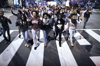 　24日，美國華盛頓，民眾在白宮前參加示威，抗議不起訴槍殺黑人青年的白人警察。