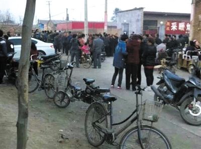 　11月9日下午，暴力催債的社會人員持械進(jìn)入獻(xiàn)縣安莊后，村民們聚集在一起準(zhǔn)備反抗。村民供圖