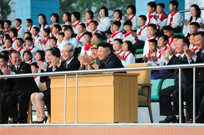 5月2日，金正恩與金與正（前排左二）一起觀看比賽。