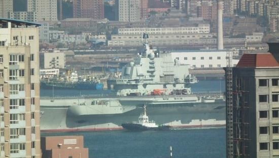 青島軍港周圍高樓林立，一睹遼寧號真容只需要一個好天氣（資料圖片）