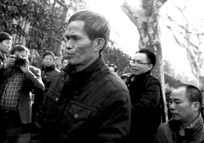 被告人林森浩的父親林尊耀準備進入法院。