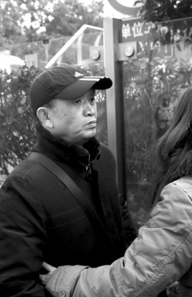 受害人黃洋的父親黃國強準備進入法院。