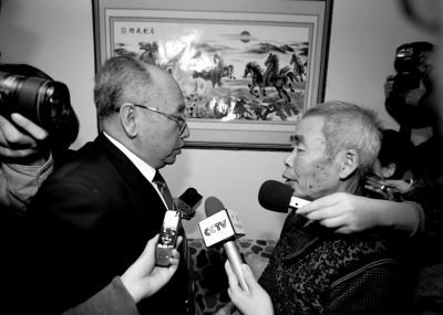 15日，內(nèi)蒙古高院副院長(zhǎng)趙建平（左）帶隊(duì)向呼格吉勒?qǐng)D父母送達(dá)再審法律文書。