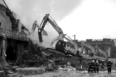 3日下午，挖掘機在現場作業(yè)。 譚青/攝