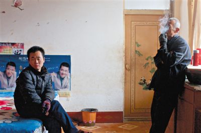 父親抽煙，兒子不語(yǔ)。逃跑的越南新娘，給袁迎賓父子帶來(lái)的是失落。新京報(bào)記者