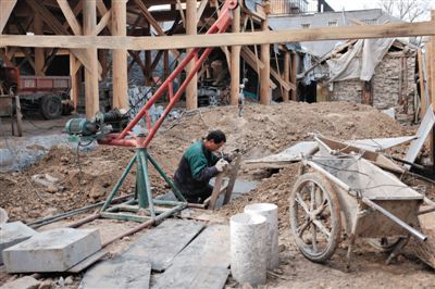 東城區(qū)北鑼鼓巷與小經(jīng)廠胡同之間一處四合院內(nèi)，工人進(jìn)入已經(jīng)挖好的地下室內(nèi)施工。