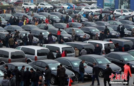 2015年1月25日，首批國家和中央機(jī)關(guān)取消的公務(wù)用車在北京亞運(yùn)村汽車交易市場拍賣。106輛公務(wù)用車