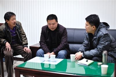 1月7日，陜西省榆林市，國(guó)家信訪局第五督查組成員王治鐸（右一）與兩名信訪人約談。 楊凱 攝