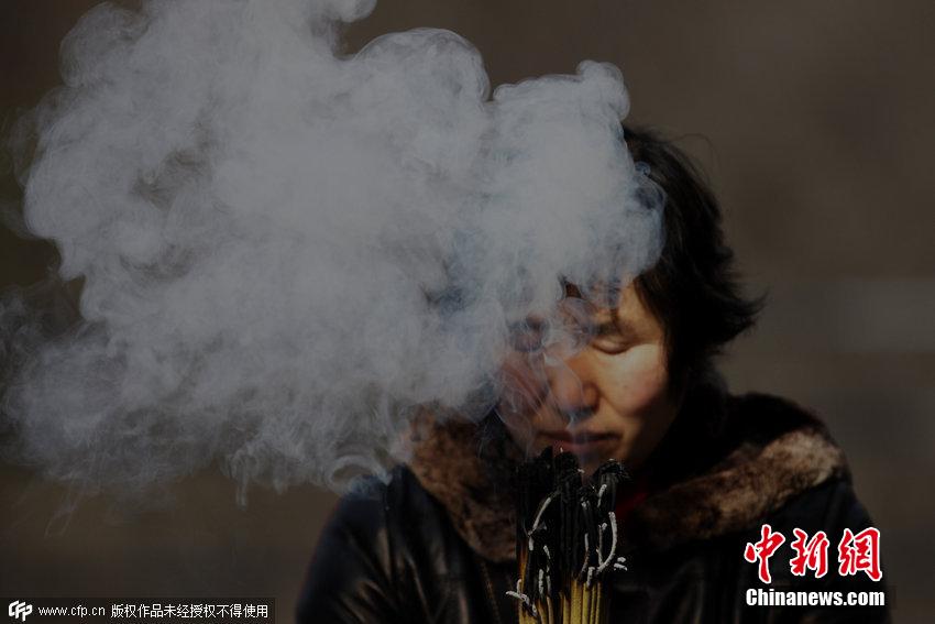 大年初五全國各地民眾燒香拜財神 大年初五全國各地民眾燒香拜財神