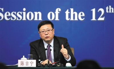 昨日，十二屆全國人大三次會(huì)議新聞中心，環(huán)保部部長陳吉寧回答中外記者提問。新京報(bào)記者 陳杰 攝
