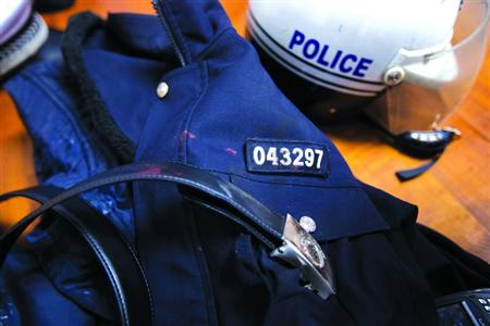 在閔行區(qū)虹橋派出所的一角，擺放著茆盛泉曾經(jīng)最愛的警服。“043297”的警號、深色的警服依稀可見已經(jīng)凝固的血跡，警用皮帶也斷裂了。