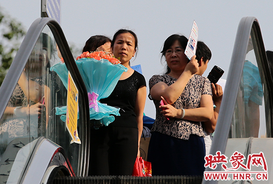 有一種情，你我日日相見，從不言表，但會(huì)抱著鮮花等候歸人。