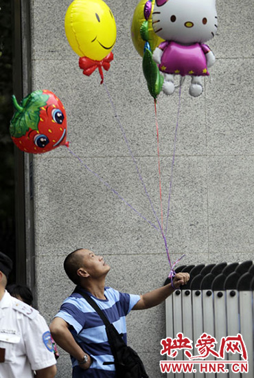 他希望你像hello kitty一樣可愛，露出笑臉。