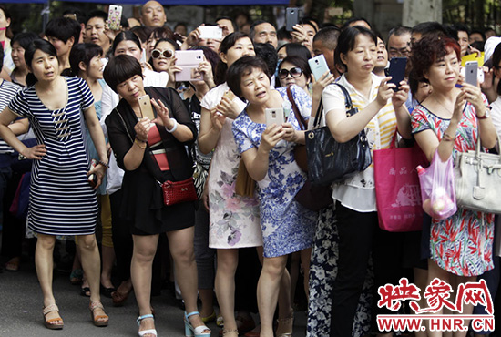 你在人群中，只有找到你，她們才會(huì)松下眉間的皺紋。