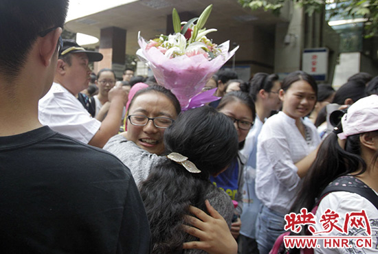 沖向你，給你一個(gè)深情的擁抱。