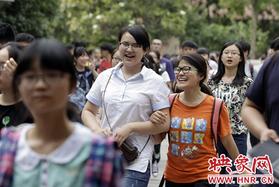 也有一種情，平日嬉笑怒罵，針鋒相對(duì)，只有別離時(shí)才會(huì)牽手擁抱。