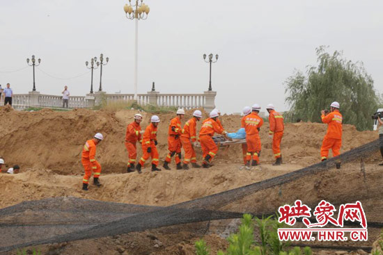 12點07分，又一人被抬出