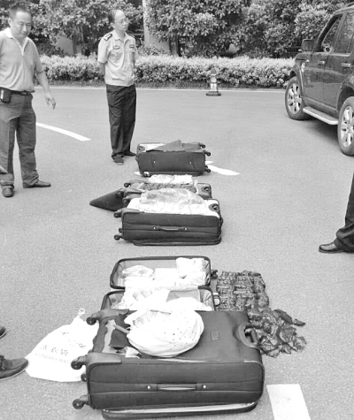 圖為民警搜出的毒品。