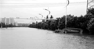6月28日，南京暴雨致云臺山河漫堤，祿口機(jī)場高速雙向封閉 供圖/CFP