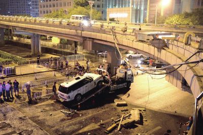 路虎車被扶正后，救援車將其拖離現(xiàn)場(chǎng)。