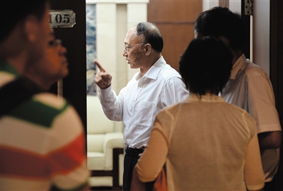 劉鵬局長走出會場。昨日的足球改革發(fā)展工作會議上，國家體育總局為中國足球“開了一扇門”。