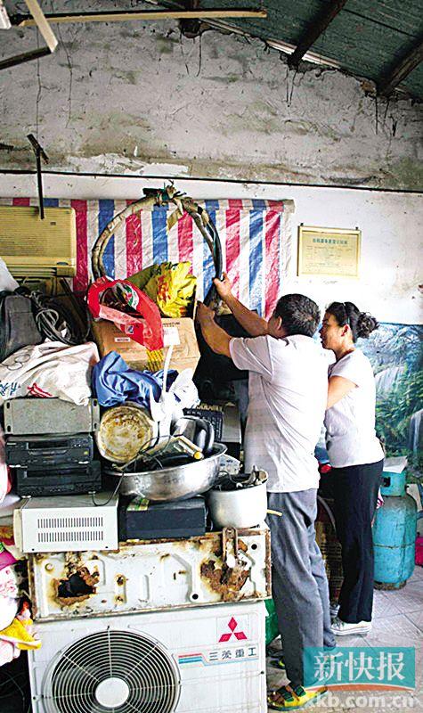 劉伯與妻子李姨在收拾剛回收的幾件小電器。