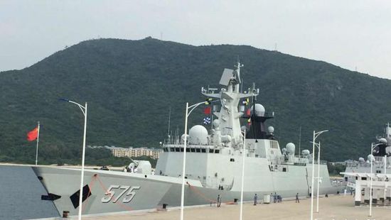 中國(guó)海軍艦艇編隊(duì)12日上午從三亞起航，參加“和平友誼-2015”中馬兩軍首次實(shí)兵聯(lián)演。