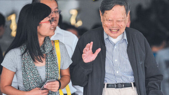 9月18日，楊振寧在合肥參觀中國科大近代物理系時(shí)接受記者采訪。記者卞世鵬/攝