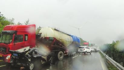 西攀高速公路追尾事故現(xiàn)場。