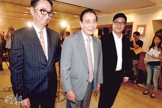 四叔李兆基（中）、長(zhǎng)子李家杰（左）及次子李家誠(chéng)