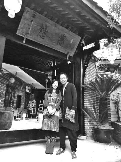 顧少?gòu)?qiáng)和丈夫在自己的客棧前合影,作為結(jié)婚照。照片由受訪者提供