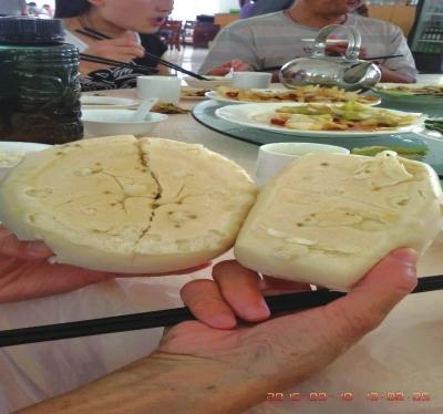 在參加山西游行程中，體驗(yàn)員發(fā)現(xiàn)團(tuán)餐中的饅頭已經(jīng)發(fā)霉。視頻截圖