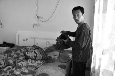 牛志忠翻看凌光輝留下的挎包。京華時(shí)報(bào)記者張恒攝